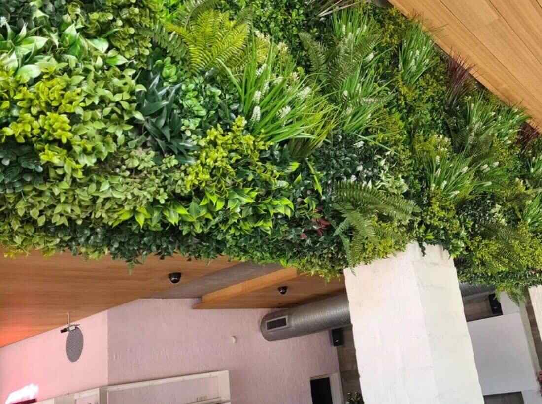 Cómo un cóctel de alta gama creó una atmósfera de resort usando paredes verdes artificiales