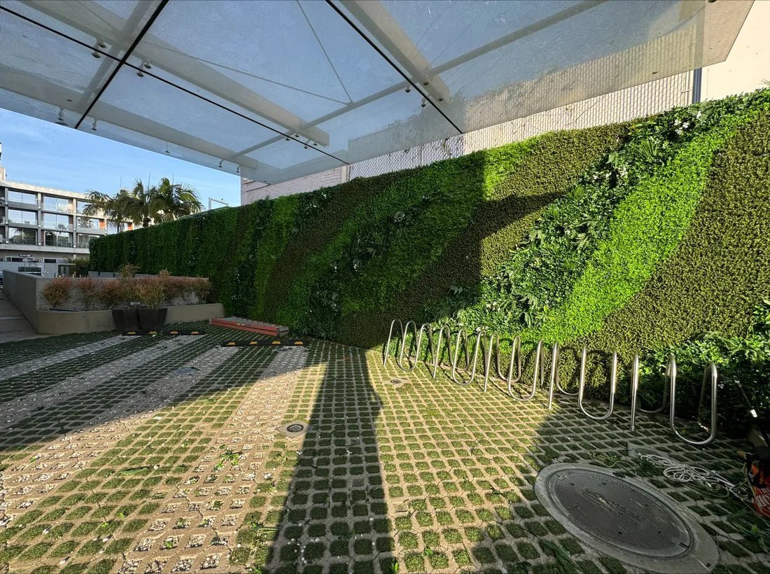 Cómo un diseño de muro verde artificial ondulado transformó el estacionamiento de un hotel