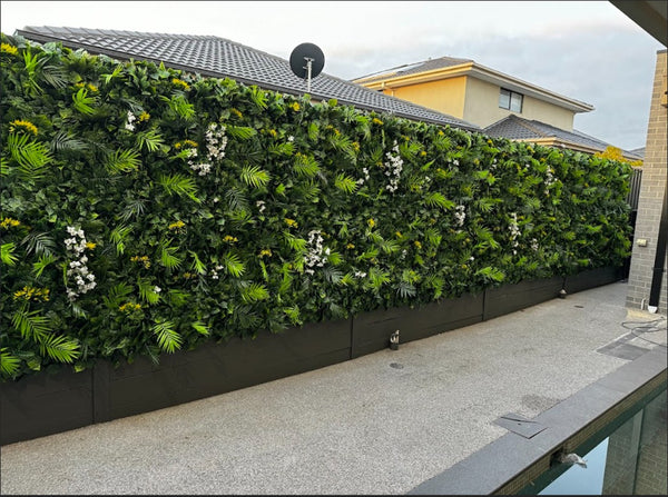 How Can an Artificial Green Wall Revitalize a Poolside?